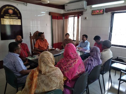 Wahid bin Ahsan moderating a focus group discussion with the LGI members in Barguna Municipality.
