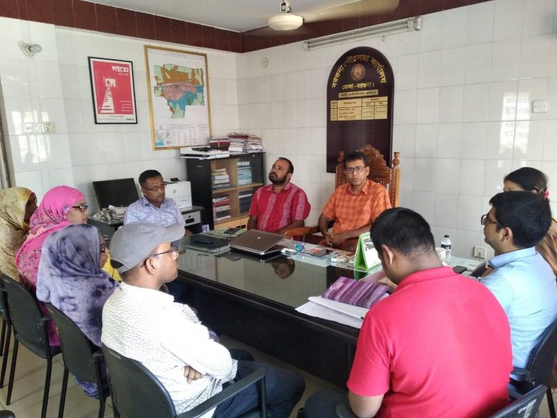 Wahid bin Ahsan moderating a focus group discussion with the LGI members in Barguna Municipality.