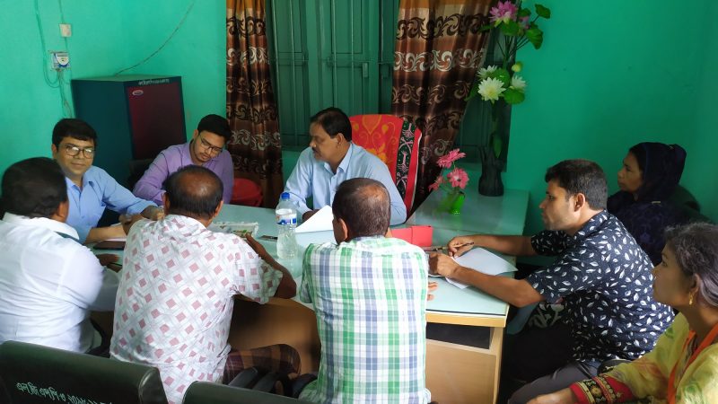 Wahid bin Ahsan is moderating a focus group discussion with the LGI members in Satkhira.