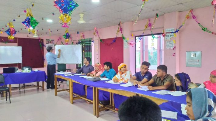 Alok Kumar Majumder (Country Coordinator, WAI) explaining the locality to the researchers at the training workshop.